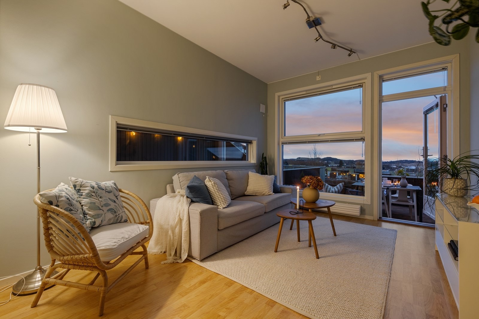 Store gode vindusflater gir stuen et lyst og luftig inntrykk Galleribilde