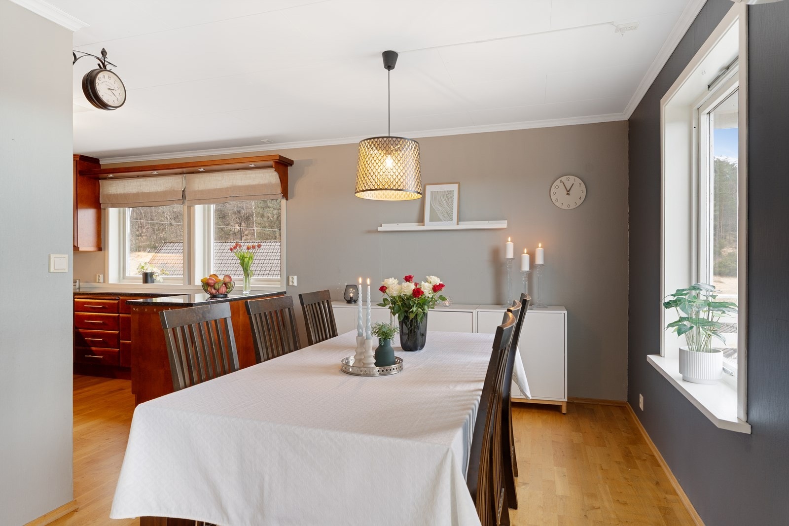 Kjøkken med hyggelig spiseplass - et naturlig samlingspunkt i hverdagen. Galleribilde