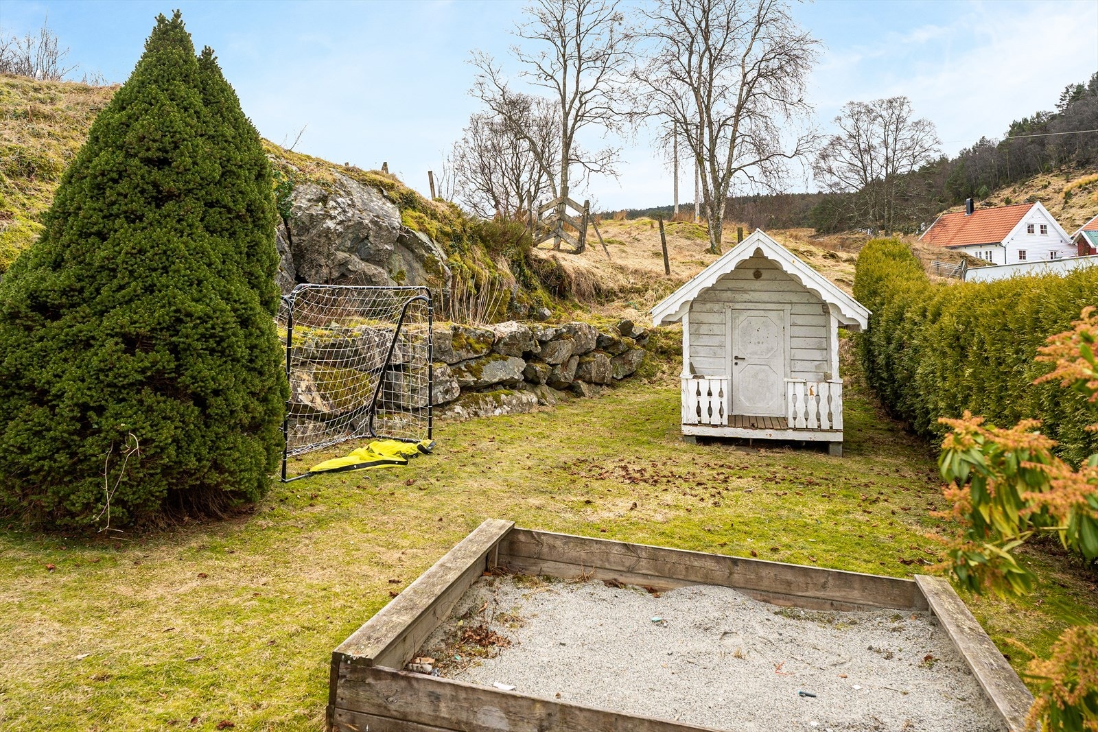 Den store hagen byr på rikelig med boltreplass for hele familien, og ved gressplenen finner man både sandkasse og lekehytte som legger godt til rette for barnas trivsel Galleribilde