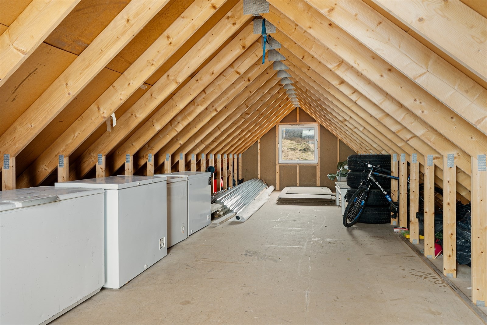 Garasje loftsrom på ca. 32 kvm med stigende takhøyde opp mot 2,57 meter på det høyeste. Galleribilde