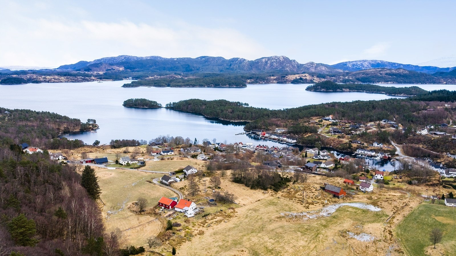 Eneboligen ligger i skolekrets tilknyttet Auklandshamn barneskole som iflg. kart ligger 4 min kjøring fra eneboligen. Galleribilde