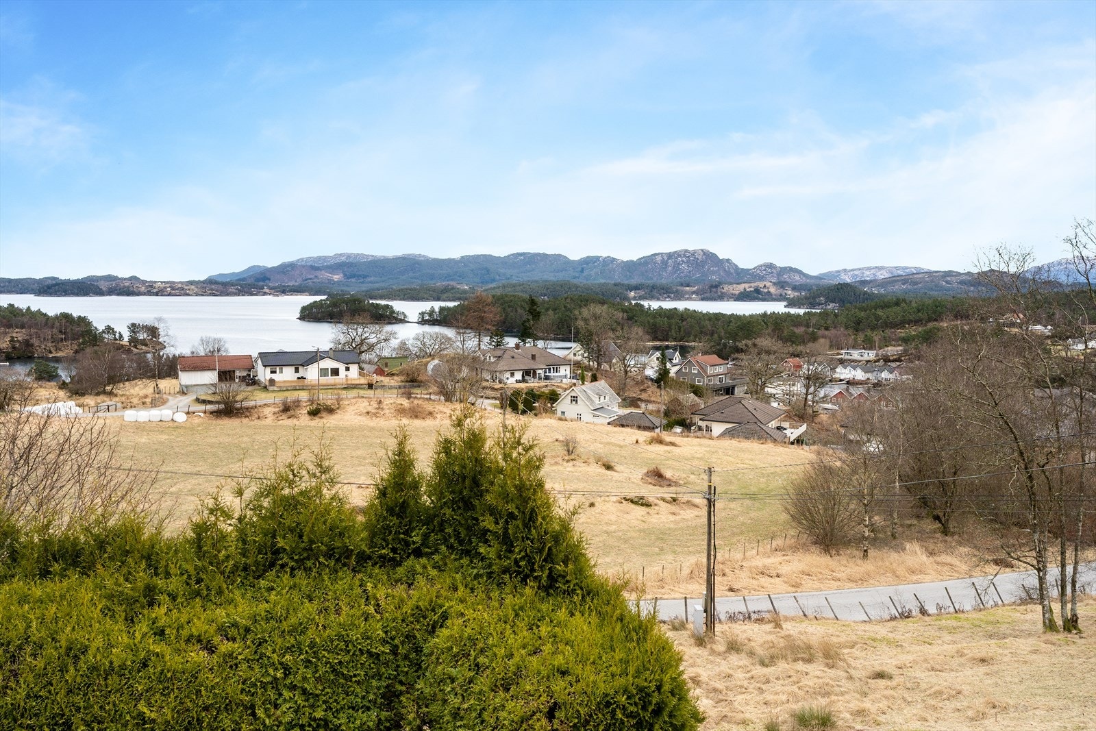 Denne eneboligen i Øklandsvegen 546 ligger høyt og fritt til i terrenget, med en fantastisk utsikt utover det vakre natur-, sjø- og fjellandskapet. Galleribilde