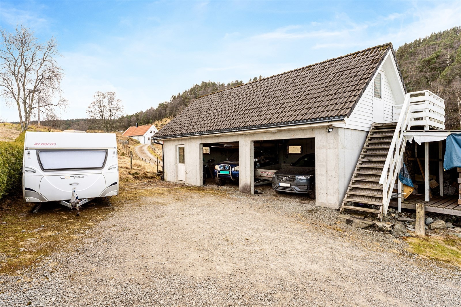 Eiendommen har en stor garasje med grunnflate på ca. 63 kvm, samt et stort loftsrom. Galleribilde