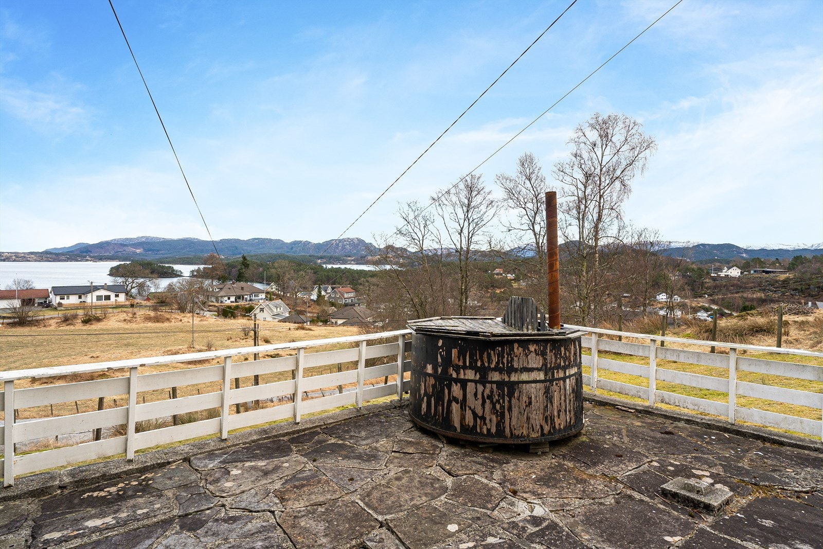 På tomten står det også en vedfyrt badestamp med behov for vedlikehold, som medfølger handelen Galleribilde