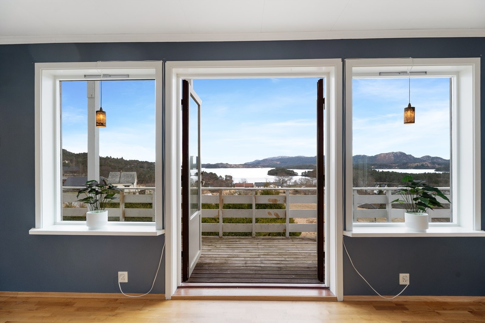 Innbydende stue med terrassedør som leder ut til terrasse med nydelig utsikt. Store vindusflater slipper inn rikelig med naturlig lys. Galleribilde