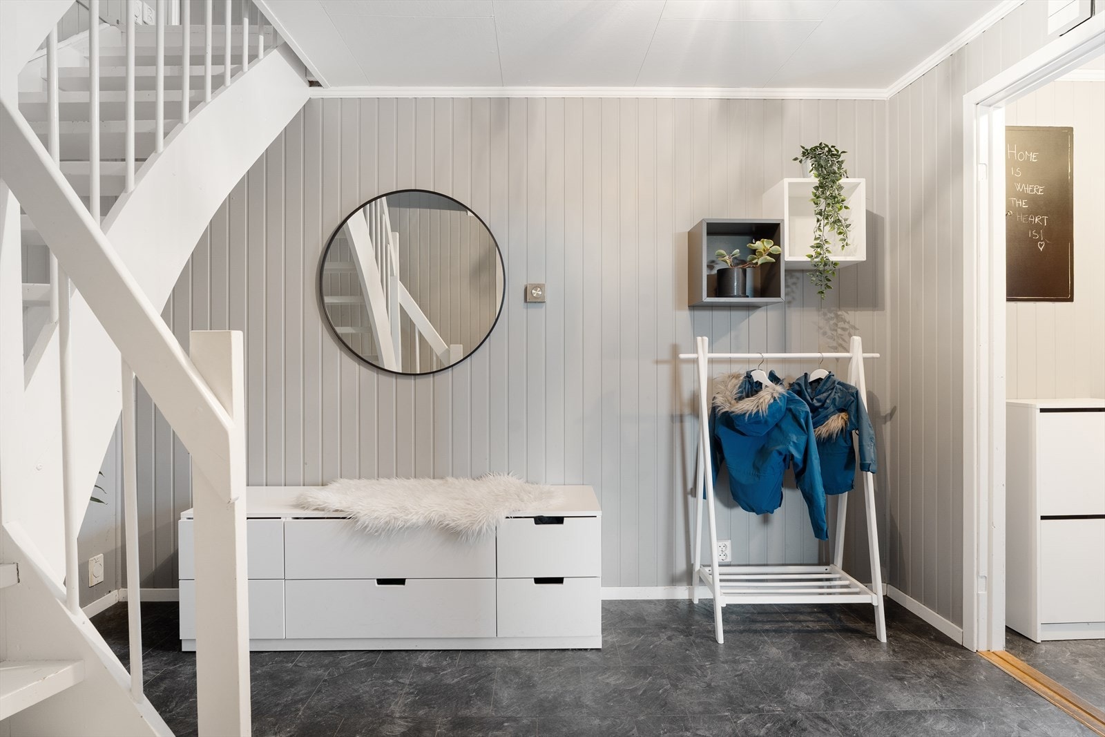 Det er lagt nytt gulv i vindfang, i gang og mellomgang/trapperom i 2020. Galleribilde