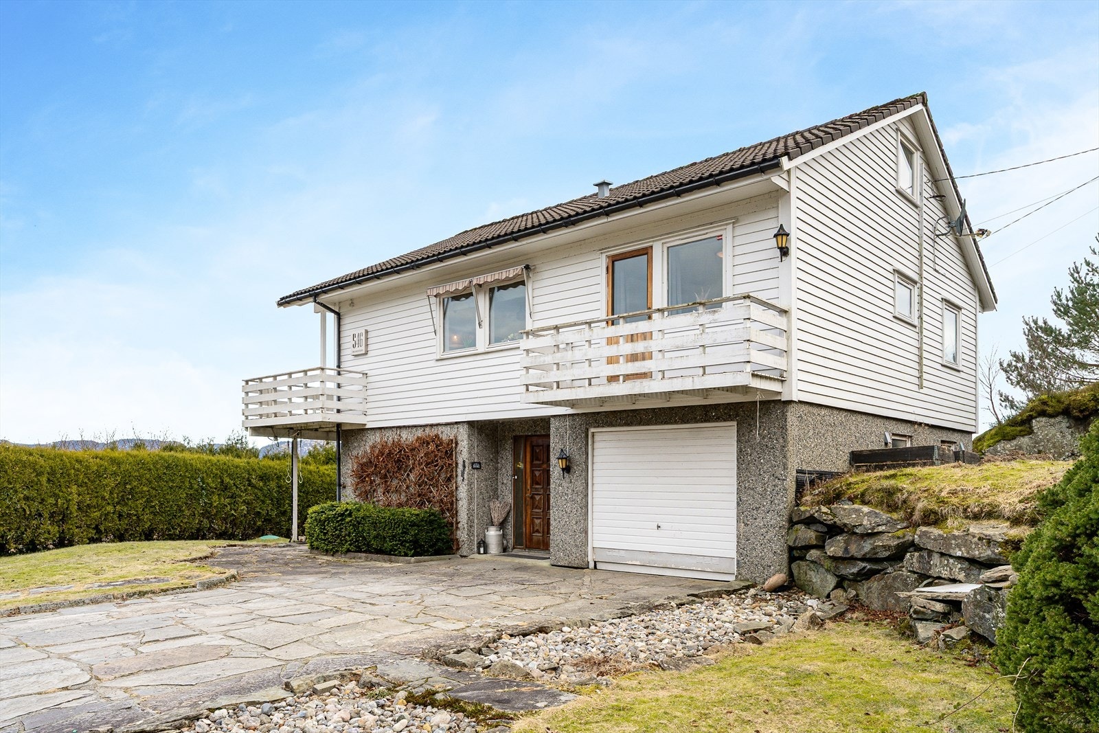 Garasje på ca. 20 kvm som ligger i flukt med eneboligen Galleribilde