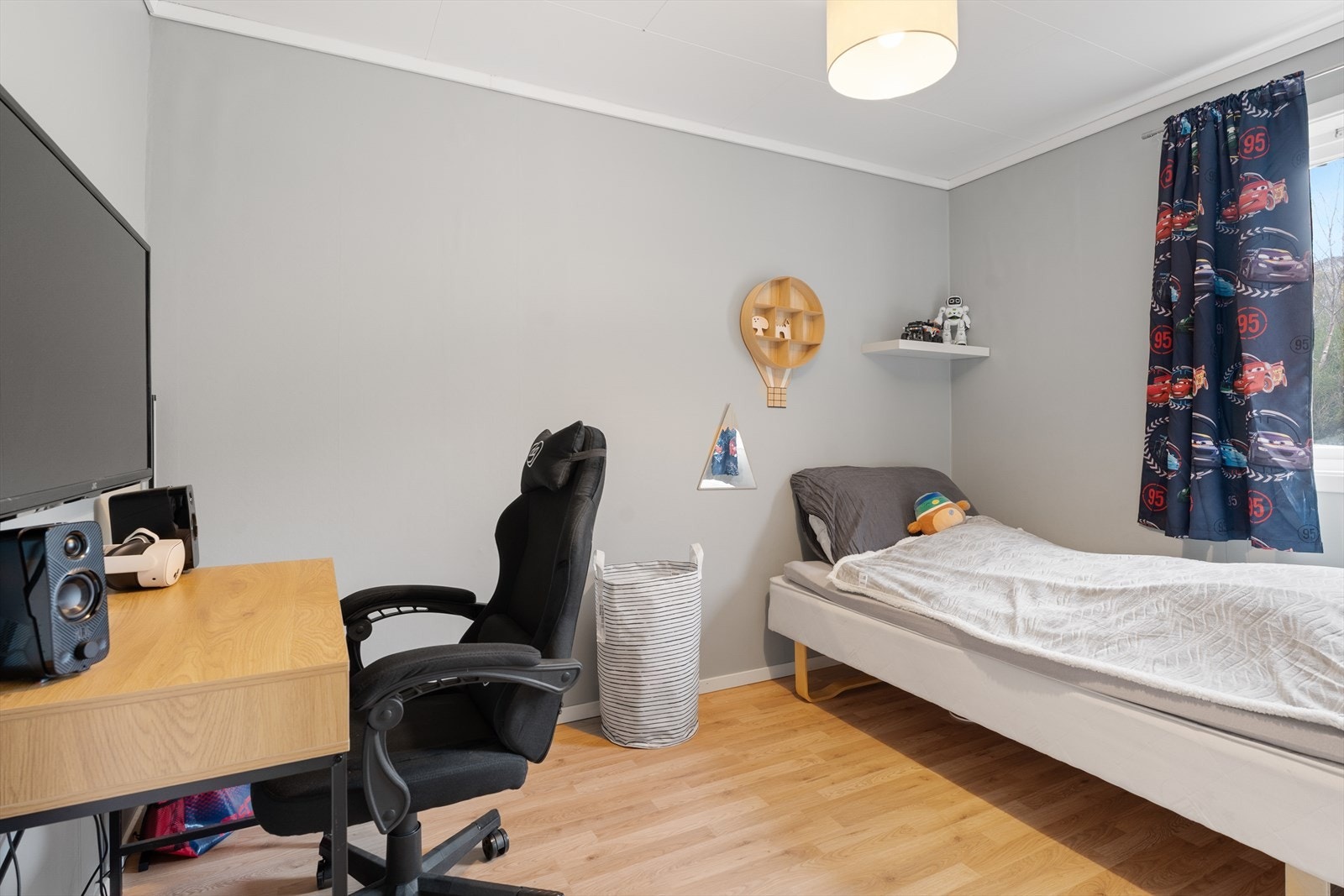 Lyst og romslig soverom med gode møbleringsmuligheter. Perfekt som barnerom, gjesterom eller hjemmekontor. Galleribilde