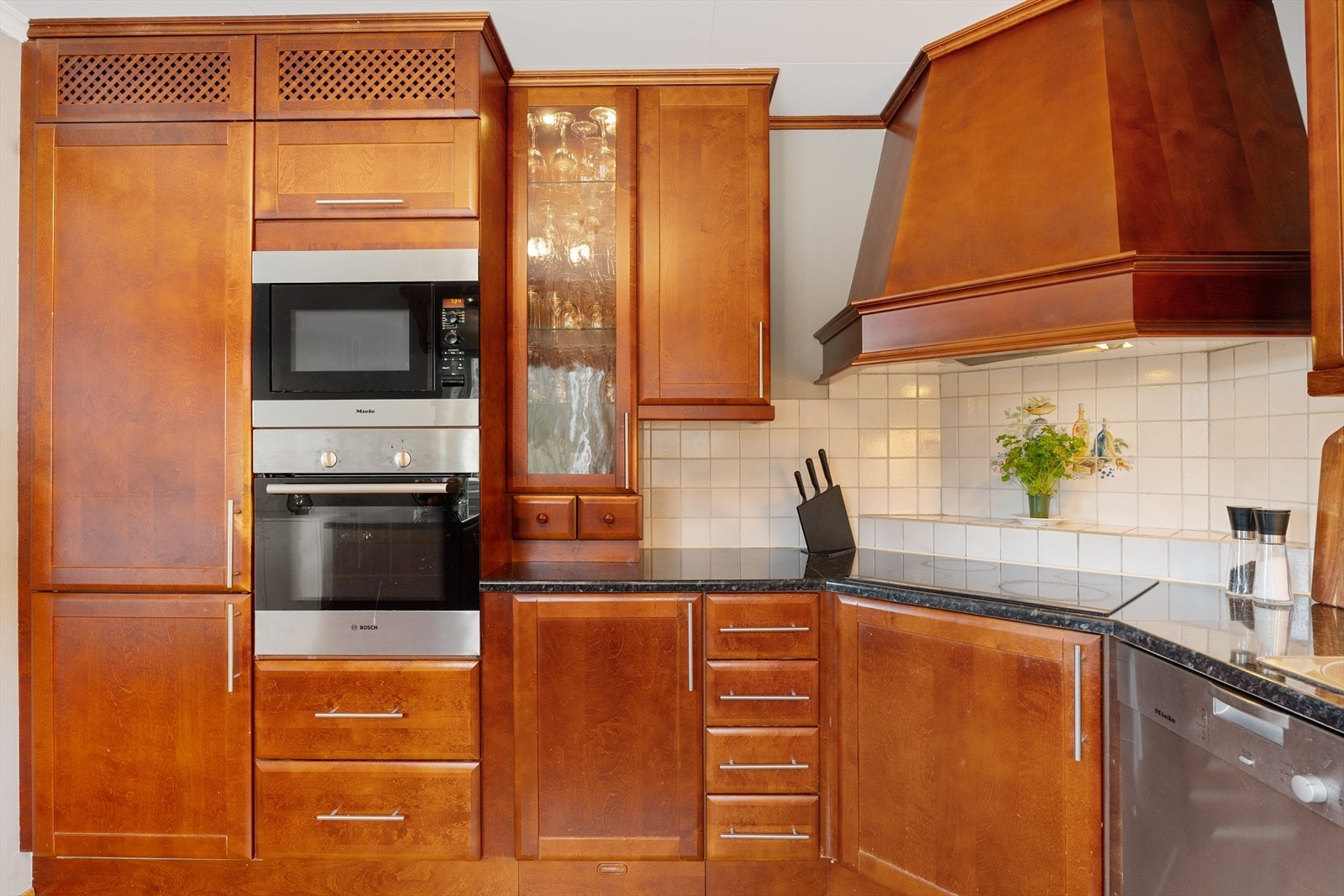 Integrert kjøleskap, Miele mikro, Miele oppvaskmaskin, Bosch komfyr og platetopp Galleribilde