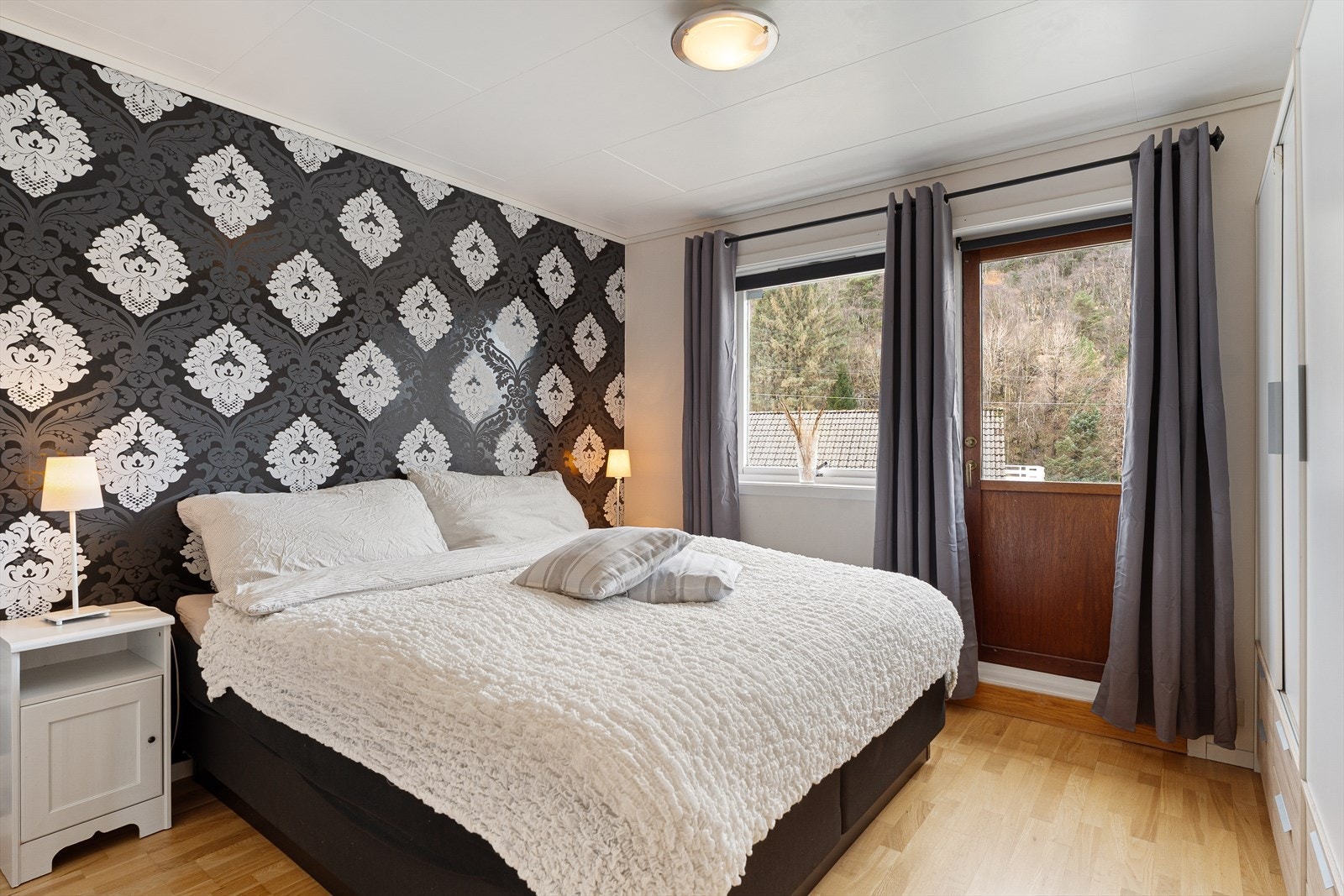 Romslig hovedsoverom med direkte utgang til balkong. God plass til dobbeltseng og garderobeløsning Galleribilde