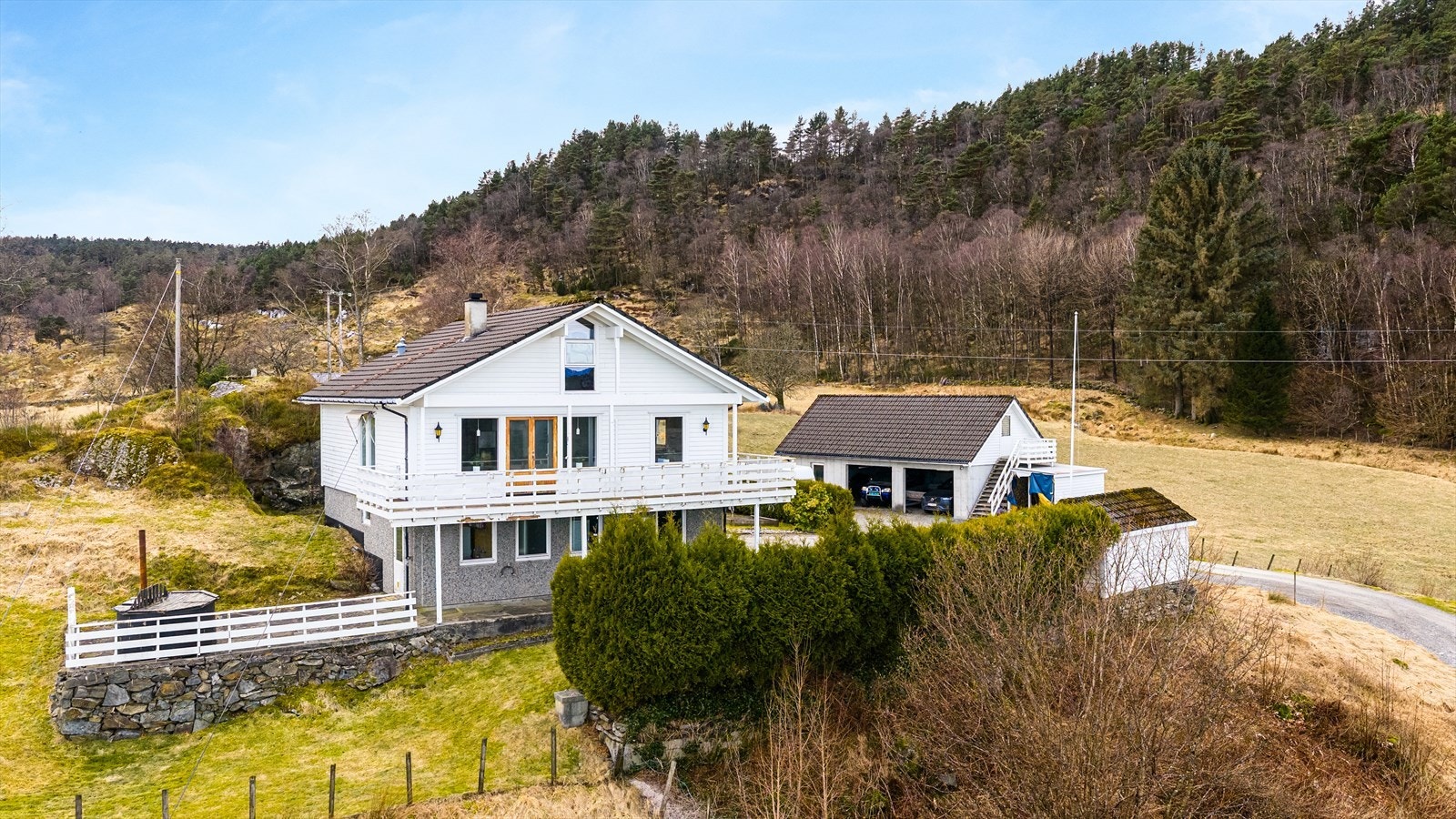 Denne innholdsrike eneboligen ligger høyt til i terrenget med nydelig utsikt utover naturen, sjø- og fjellandskapet Galleribilde