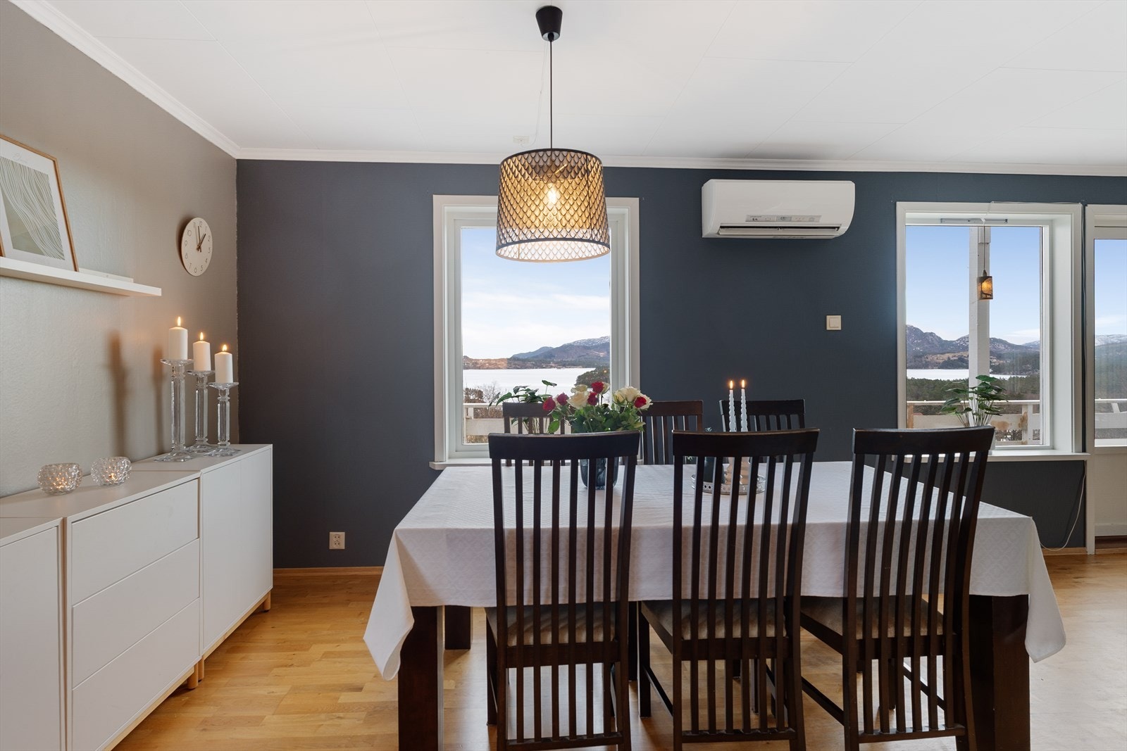 Trivelig spiseplass i tilknytning til kjøkkenet. Galleribilde