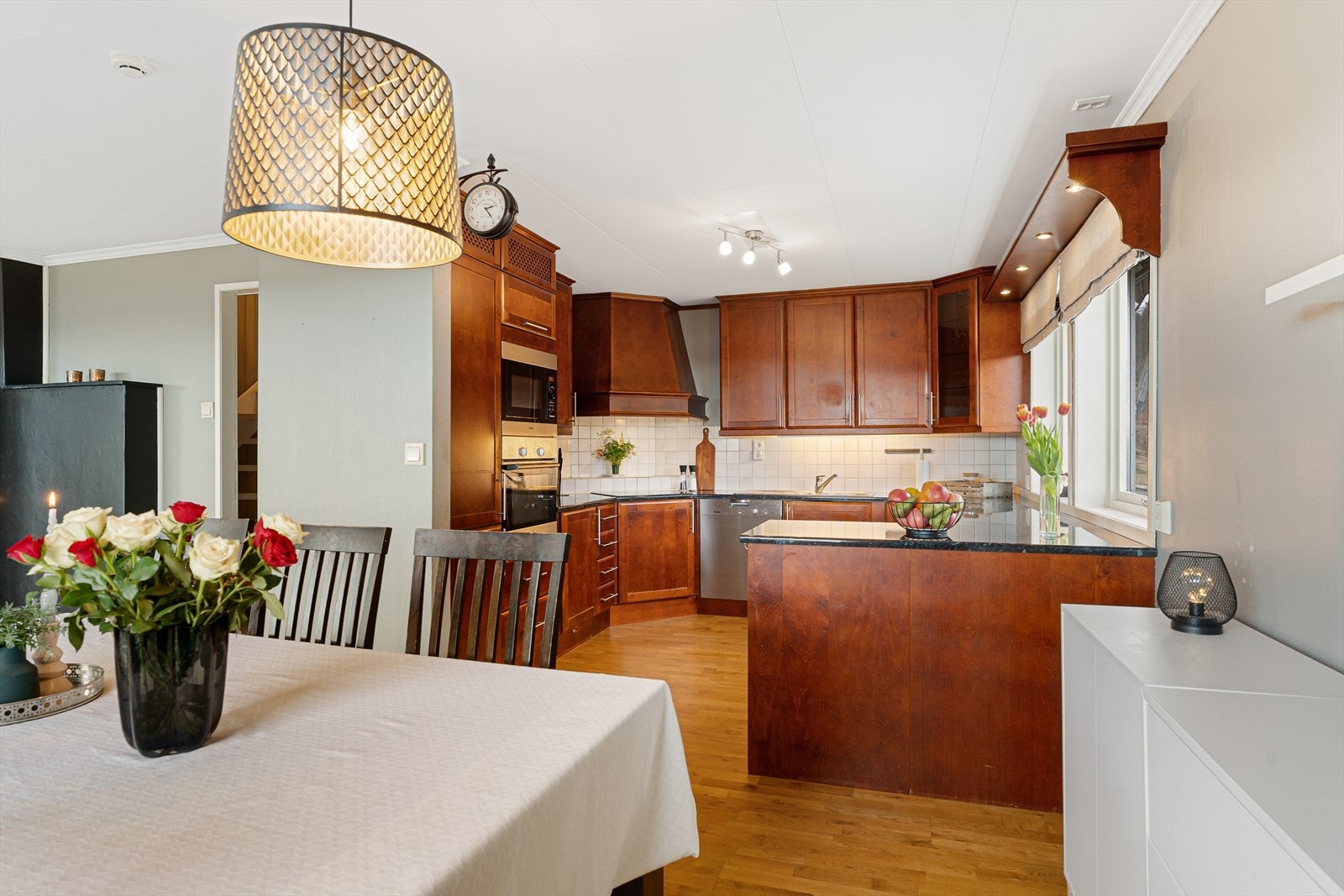 Kjøkkenet ligger delvis skjermet fra stuen, noe som gir en ryddig og harmonisk rominndeling Galleribilde