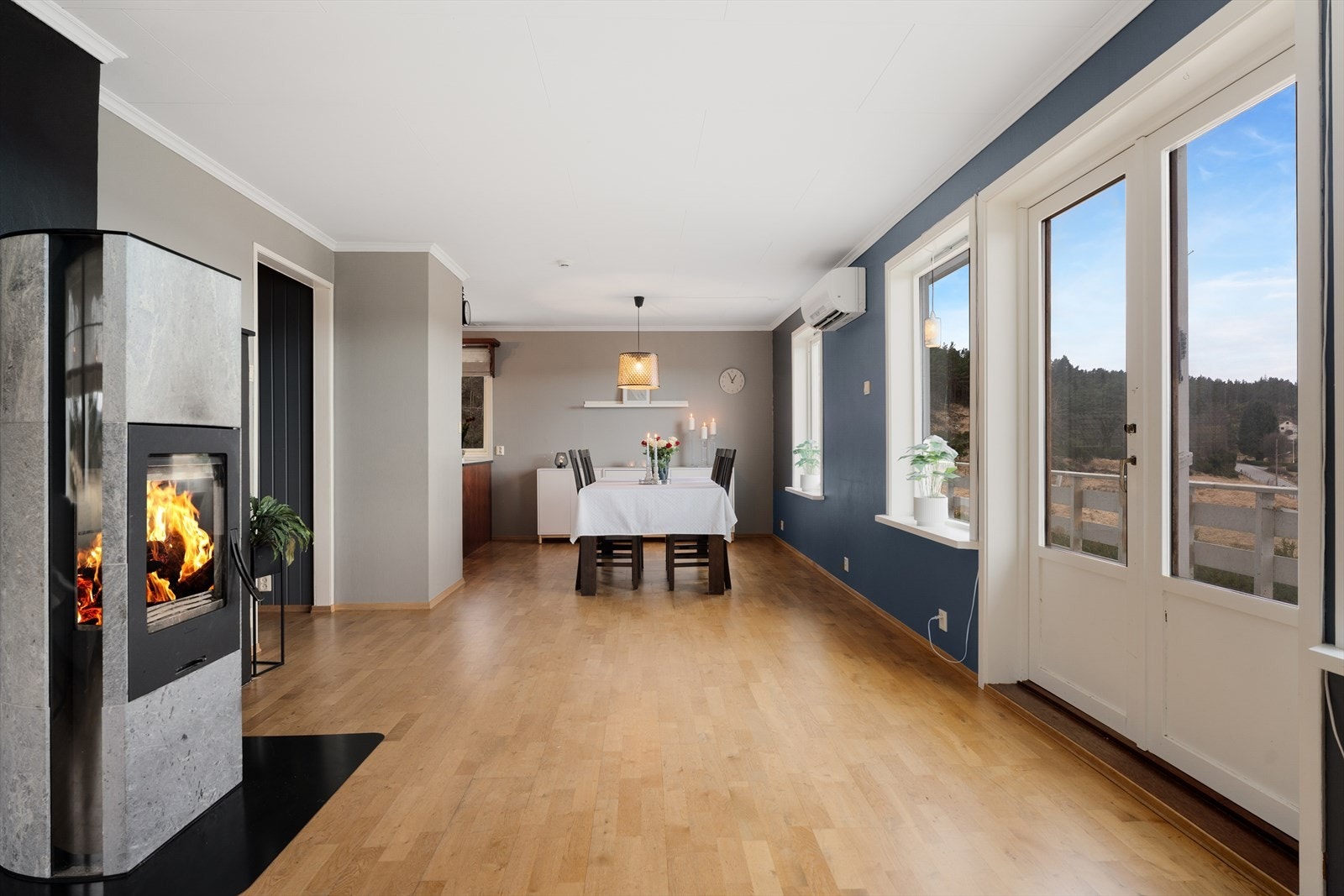 Boligen har en åpen og sosial stue- og kjøkkenløsning som gir en luftig og moderne romfølelse. Galleribilde