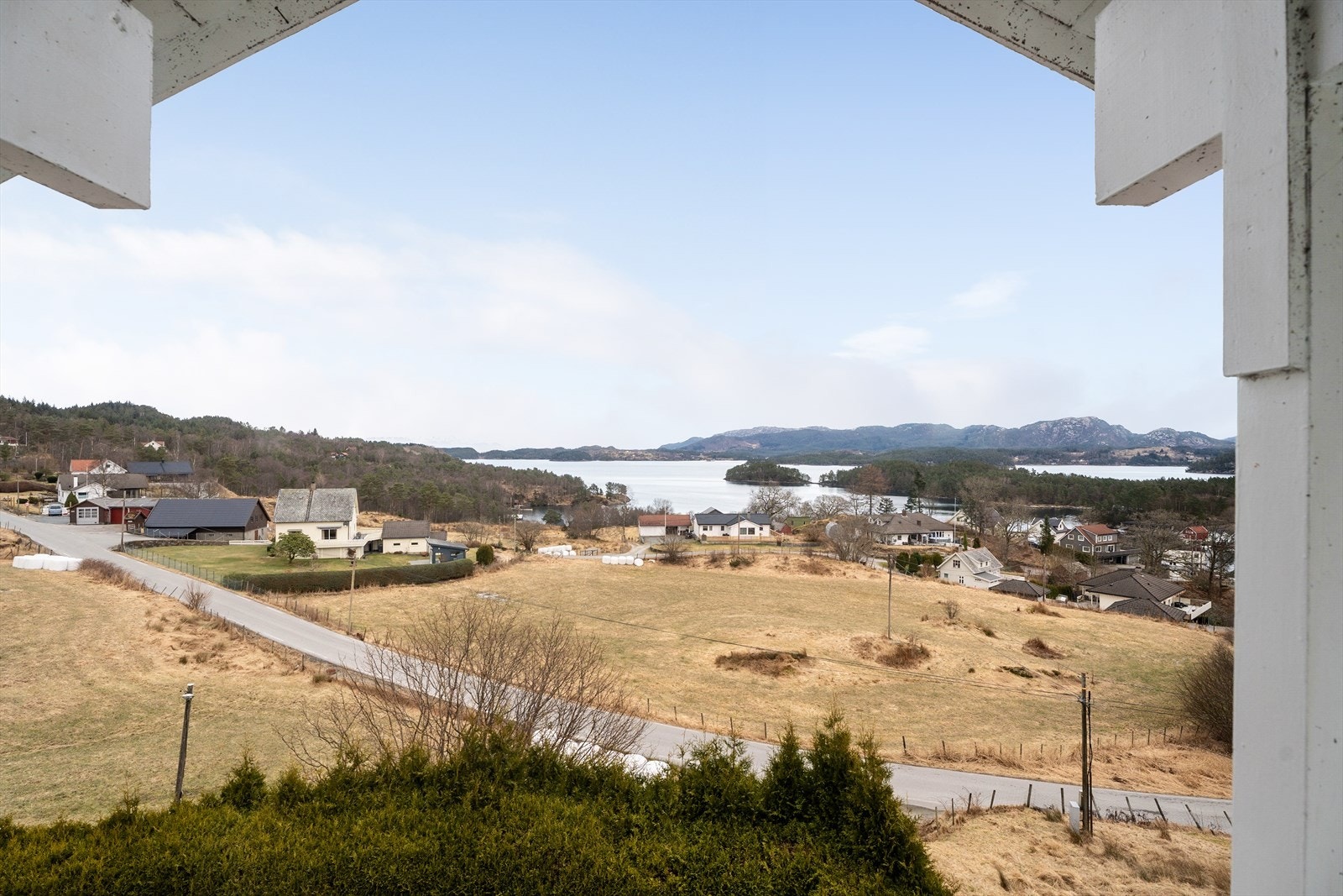 Nydelig utsikt utover naturen, sjø- og fjellandskapet Galleribilde