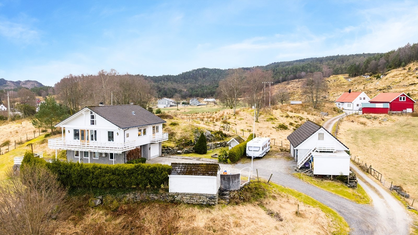 Eiendommen har en romslig tomt på hele 1 777,10 kvm som er pent opparbeidet og gir gode muligheter for både lek, aktivitet og hyggelige uteopphold. Galleribilde