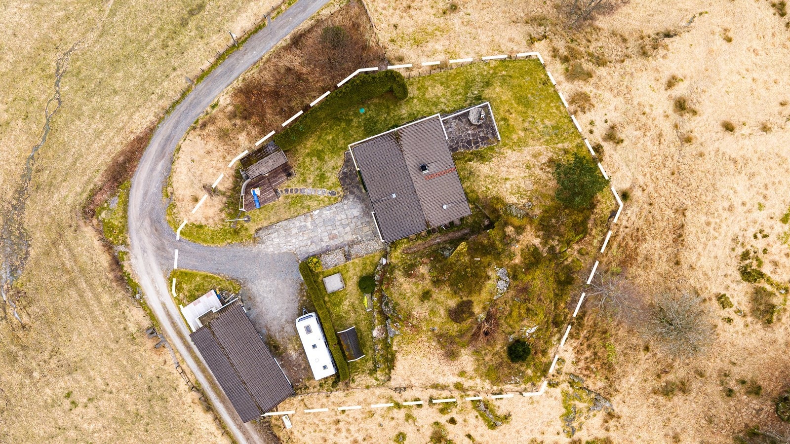 Ved inngangspartiet er det lagt skiferheller. Gårdsrommet har god plass til en rekke biler. Galleribilde