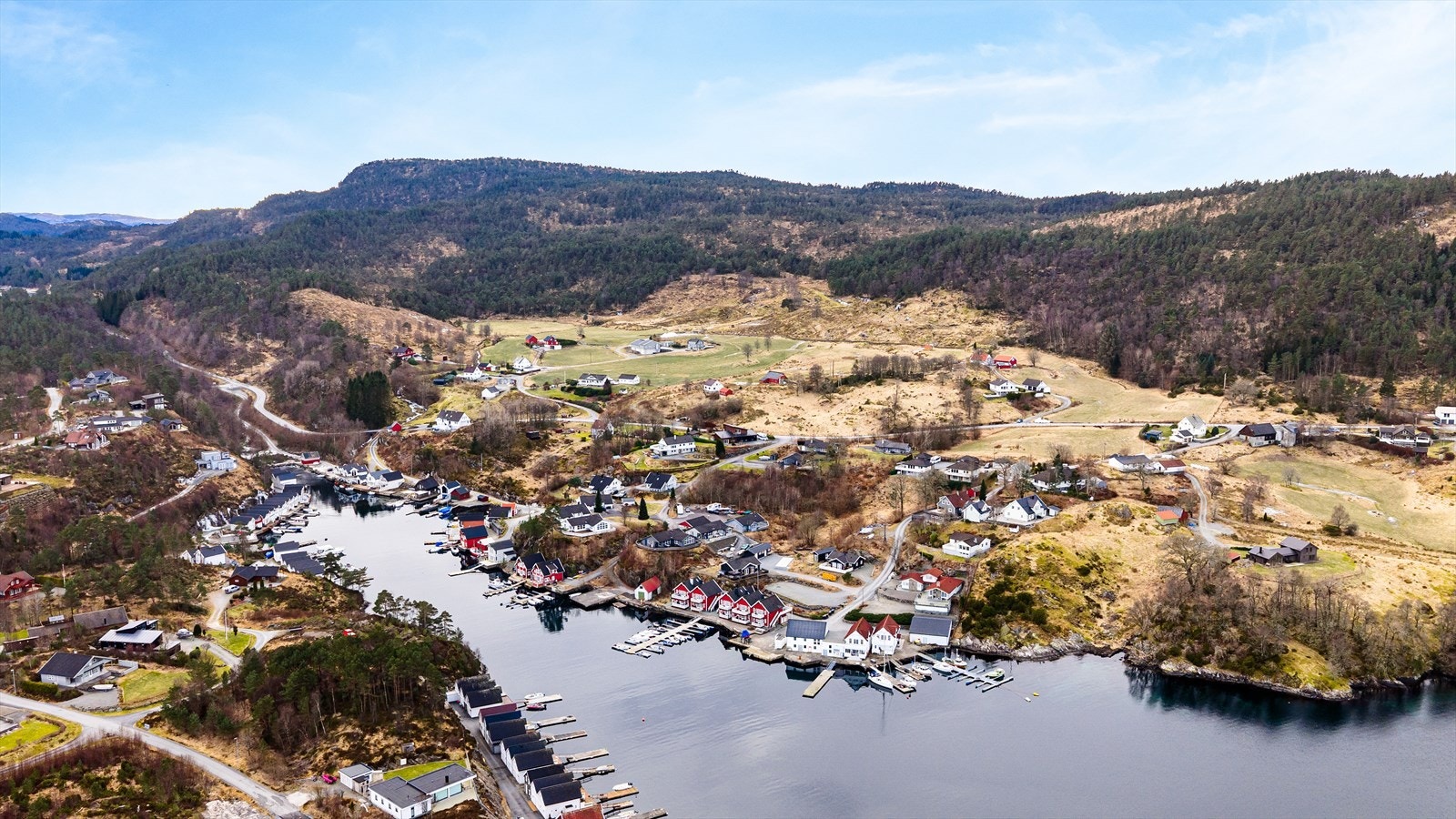 Her bor man omgitt av naturskjønne omgivelser som innbyr til ro, trivsel og gode naturopplevelser året rundt. Galleribilde