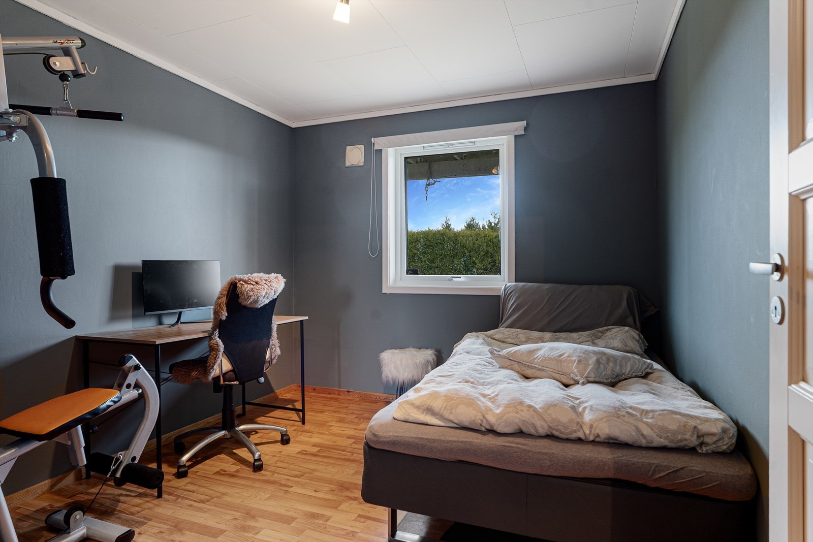 Soverom i underetasjen. Ideelt som tenåringsrom, gjesterom eller kontor. Galleribilde