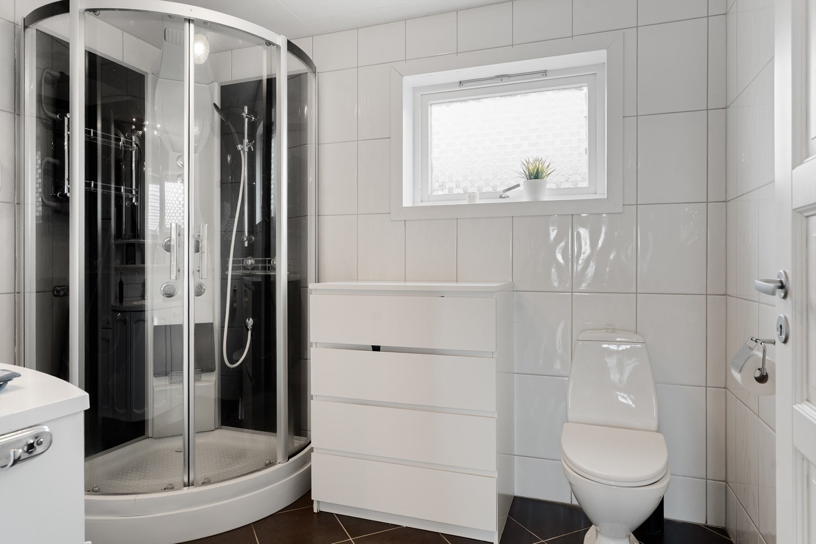 Flott, helfliset bad med grå fliser gulv på gulv, varmekabler og lyse, hvite fliser på vegg. Galleribilde