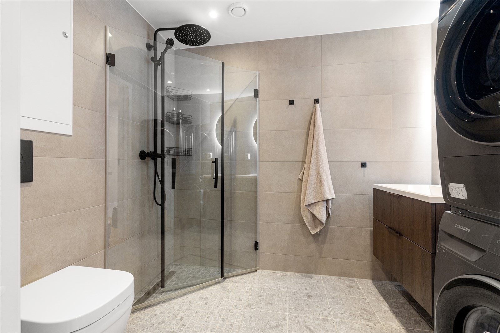 Lekkert bad med behagelig gulvvarme. Badet er innredet med servantskap fra Sigdal i 80 cm bredde med glatte skuffefronter. Overlimt servant med ettgreps armatur fra Mora. Det er også opplegg for vaskemaskin. Galleribilde