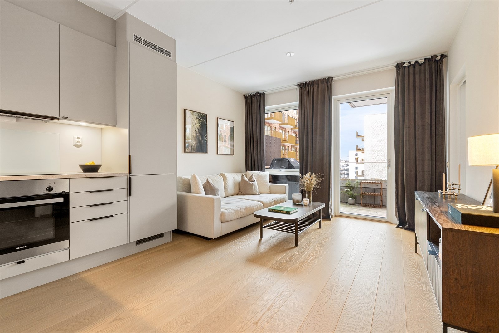 Pen og delikat stue med vannbåren gulvvarme og god plass til sofa og øvrig møblement. Galleribilde