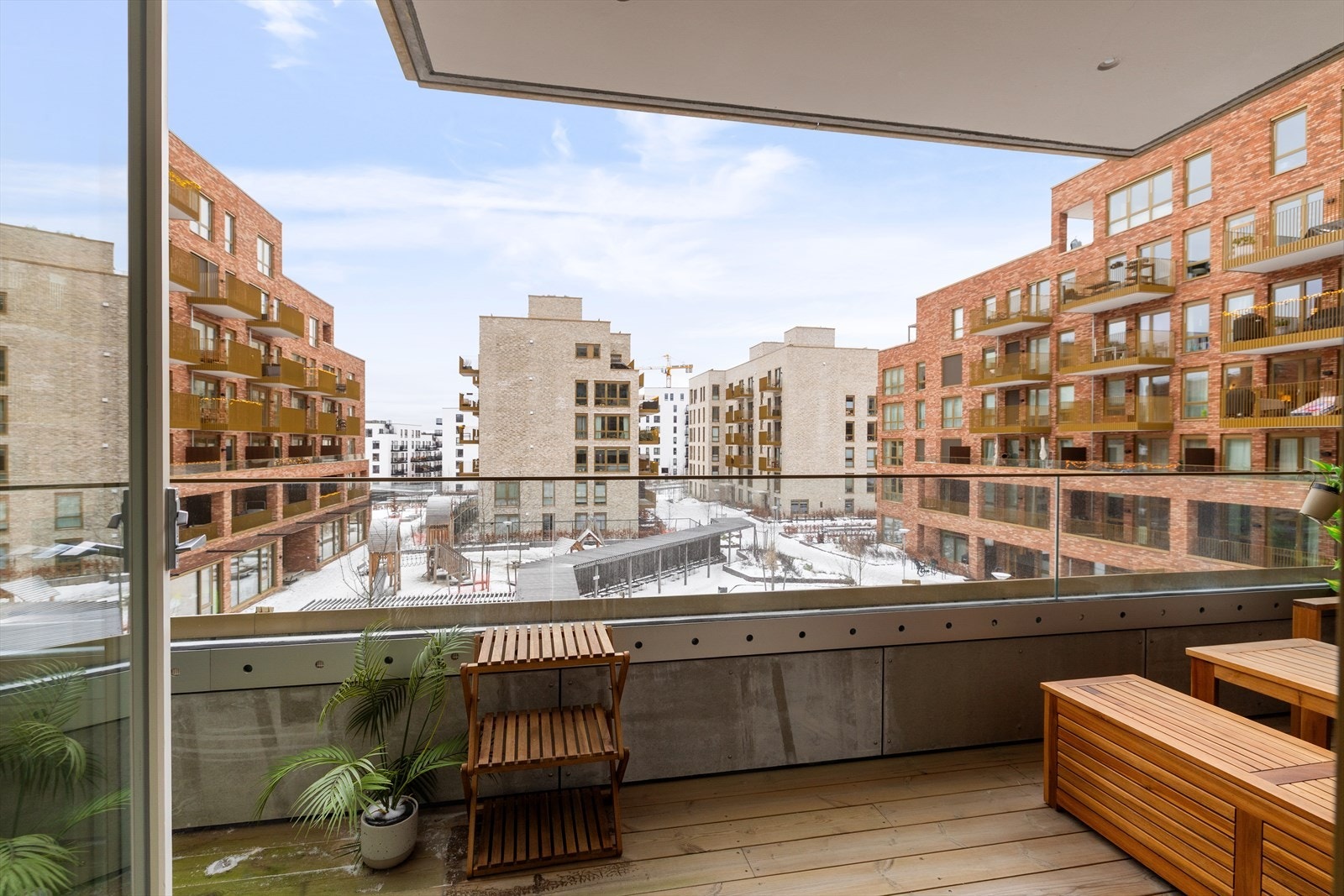 Leiligheten vender mot rolige og pent opparbeidede fellesarealer som gir en behagelig og skjermet atmosfære. Galleribilde