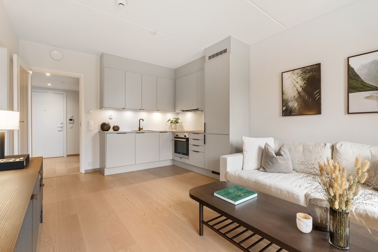 Det er åpen stue/kjøkkenløsning. Galleribilde