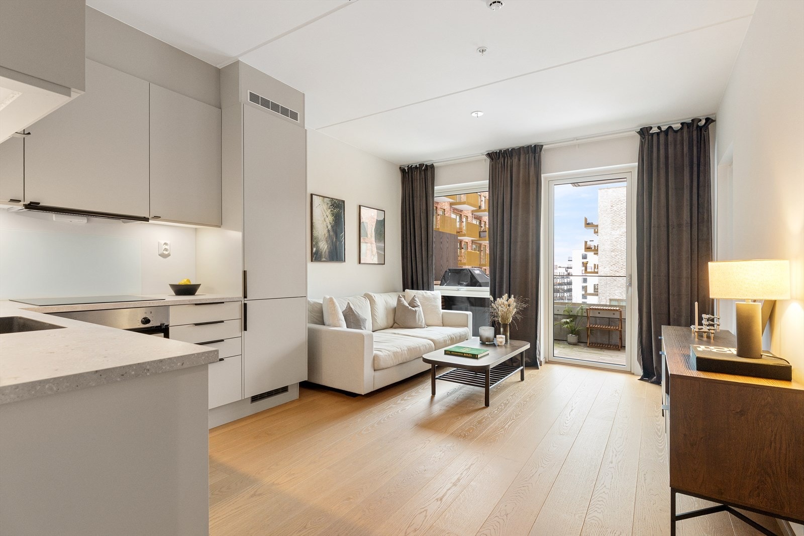 Kristoffer Mjåtveit har gleden av å presentere Lørenvangen 12C. Foto: Trond Walsø. Galleribilde