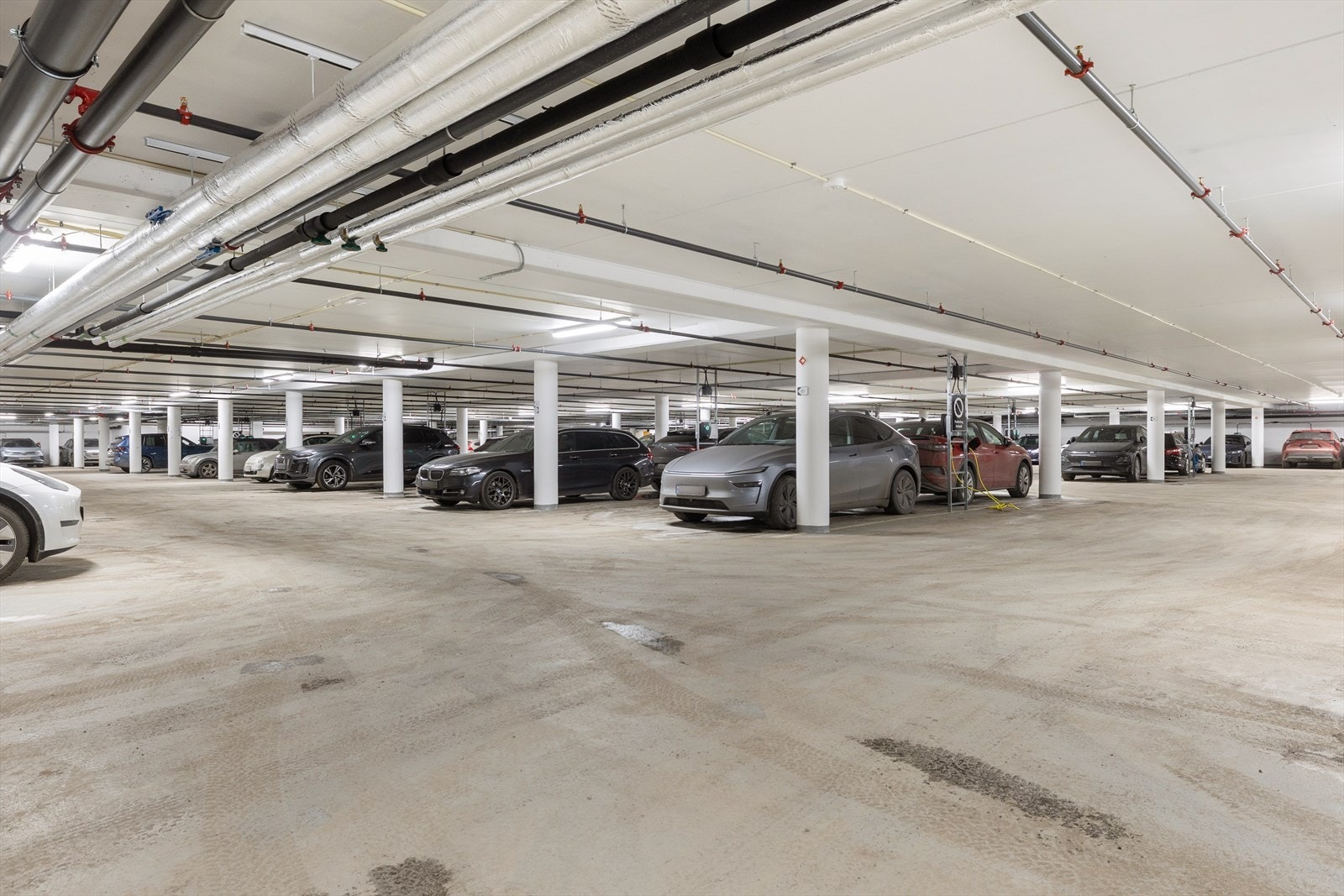 Det medfølger ikke fast parkeringsplass, men det er gode parkeringsmuligheter i parkeringskjeller. Garasjeplass kan leies eller kjøpes. Galleribilde