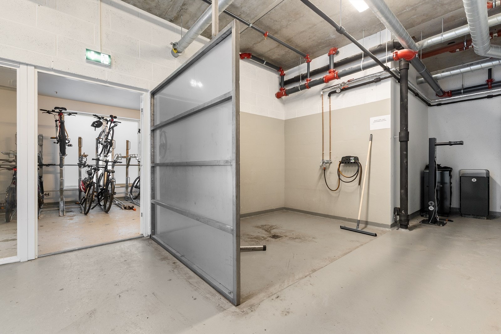 Bygget byr på egen vaskehall for sykler og innendørs sykkelparkering. Galleribilde