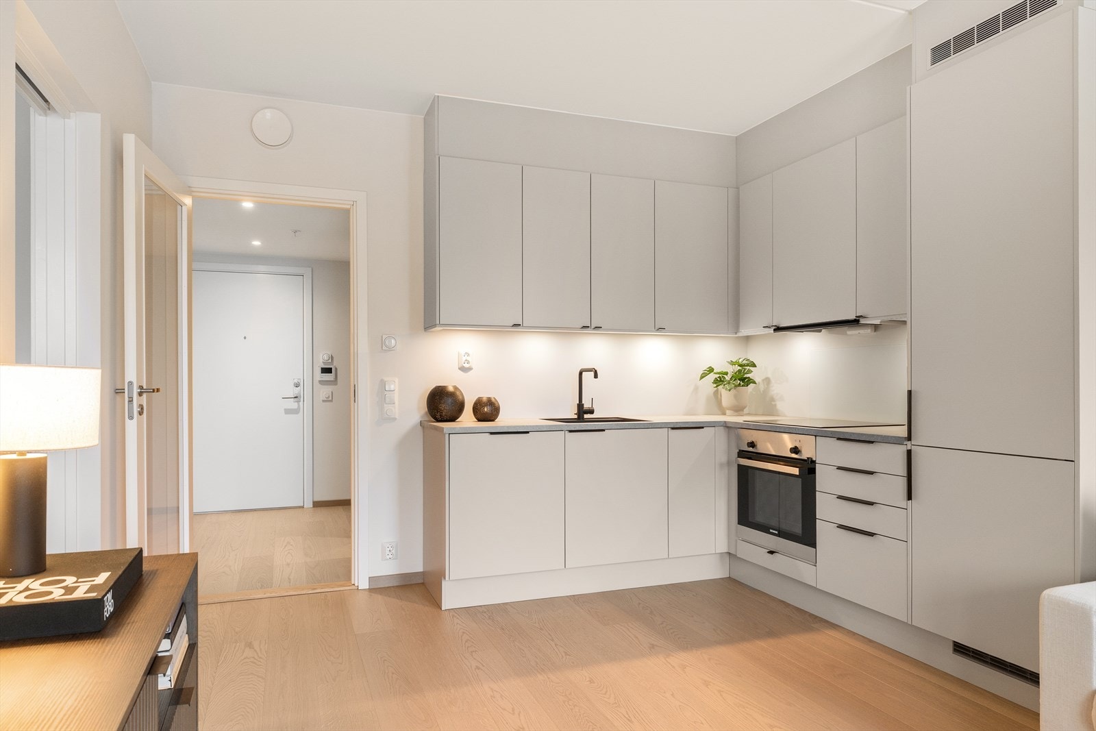 Innbydende kjøkken med gjennomtenkte tilvalg og stilren innredning med glatte fronter, som gir et moderne uttrykk. Galleribilde