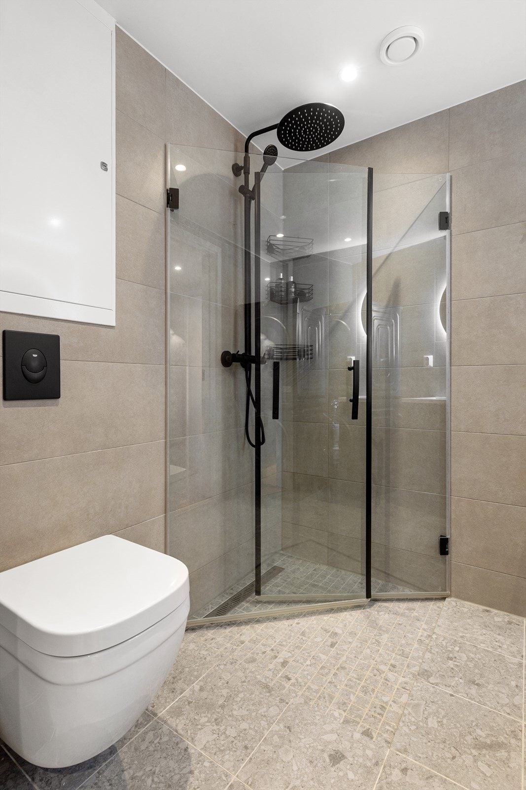 Dusjsonen har både hånd og regndusj fra Mora samt dusjhjørne med innfellbare glassdører. Galleribilde