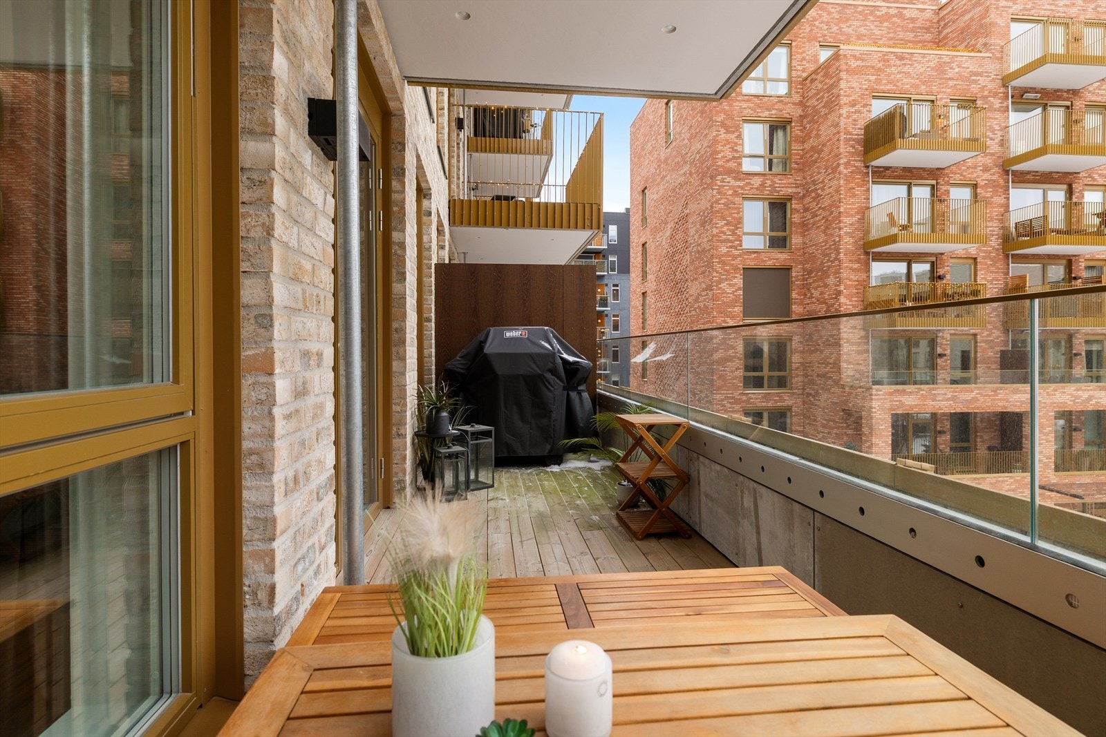 Balkongen er sørvestvendt og byr på svært gode solforhold, og fungerer som en perfekt forlengelse av stuen. Galleribilde