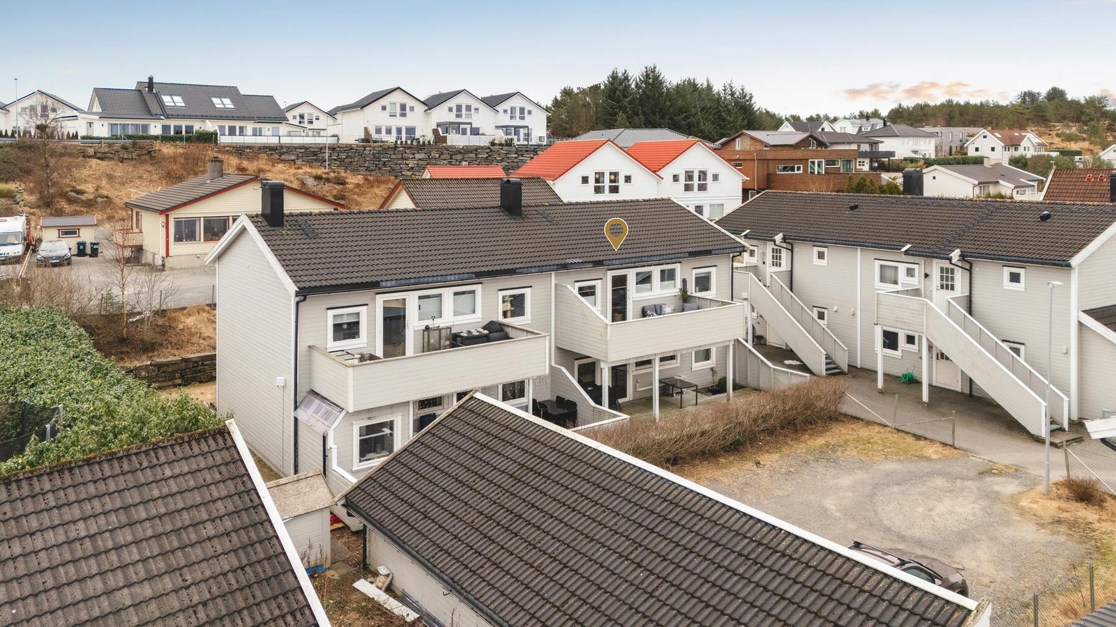 Boligen er en del av en firemannsbolig og ligger i 2. etasje. Galleribilde