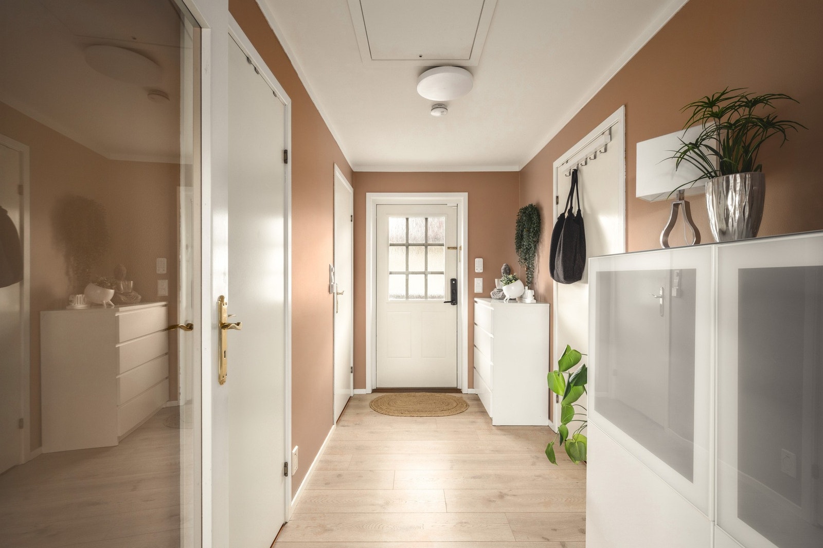 Entré med god plass til oppbevaring av yttertøy og sko. Galleribilde