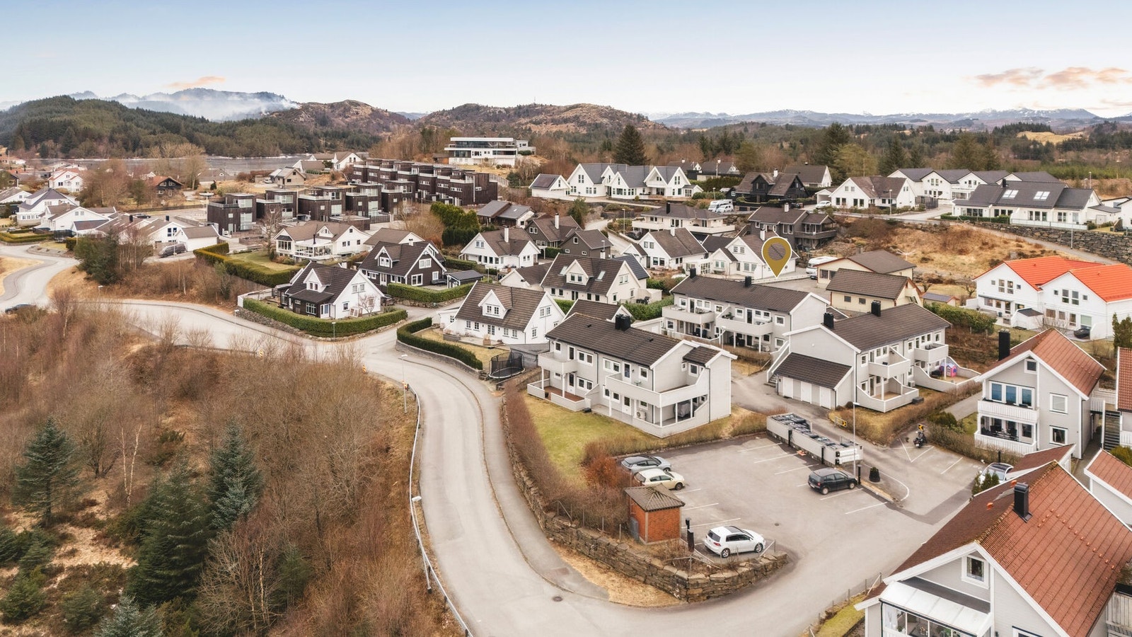 I nærområdet finner du flotte turområder som innbyr til både korte hverdagsutflukter og lengre turer i naturskjønne omgivelser. Her er det enkelt å kombinere en aktiv livsstil med et behagelig og avslappet bomiljø. Galleribilde