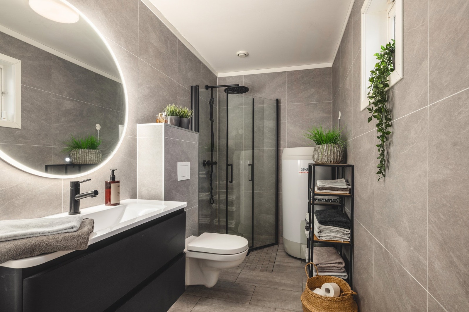 adet fremstår som romslig, moderne og svært funksjonelt - et bad det er lett å trives i. Her er det god plass og en praktisk planløsning som gjør hverdagen enkel. Galleribilde