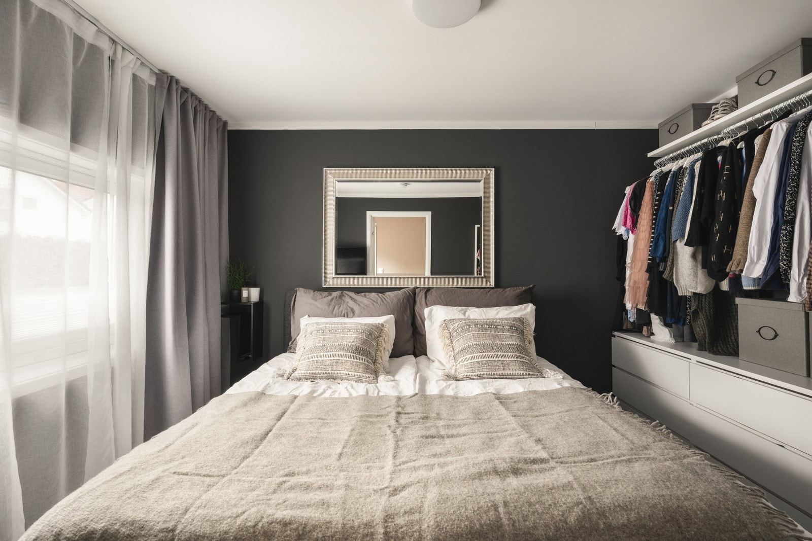 Hovedsoverom med garderobeplass. Galleribilde