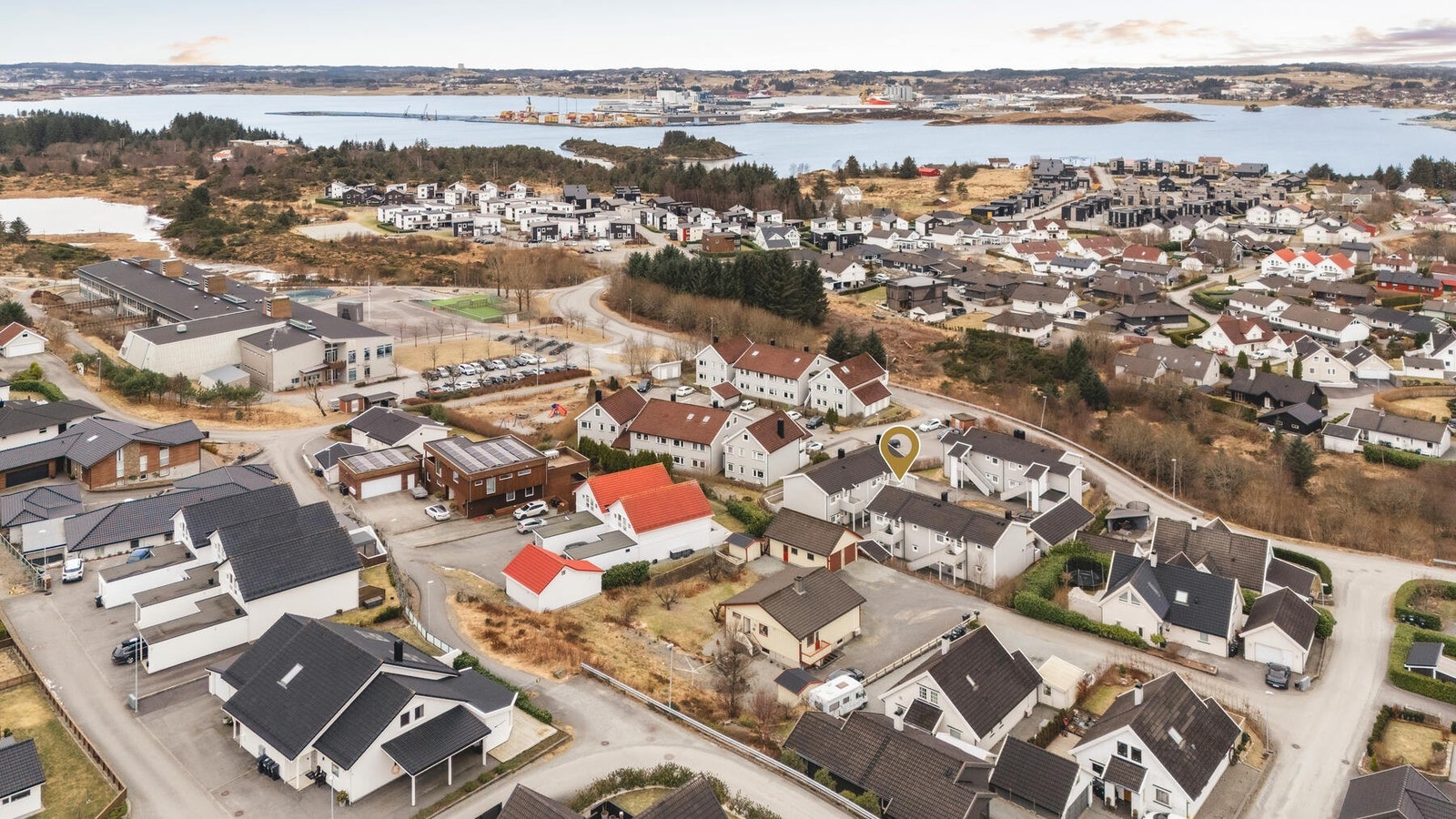Boligen ligger svært fint til i et veletablert og ettertraktet boligområde på Vormedal i Karmøy kommune. Området er kjent for sin rolige og trygge atmosfære, med lite gjennomgangstrafikk og gode oppvekstvilkår - et ideelt valg for både barnefamilier, godt Galleribilde