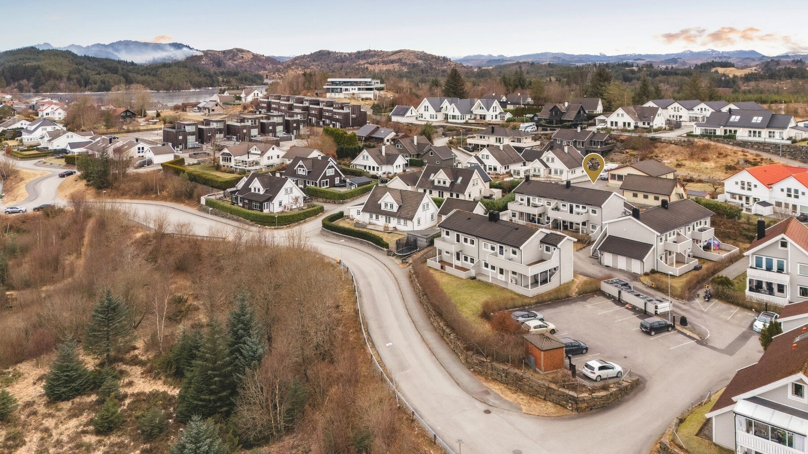 Parkering på fast parkeringsplass med egen ladestasjon. Galleribilde