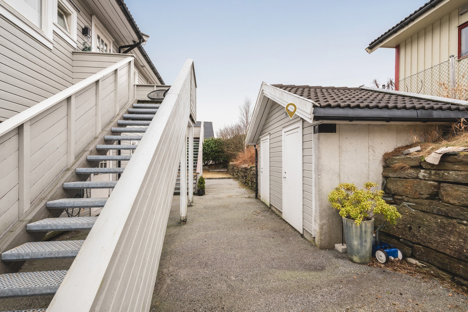 Praktisk bod ved inngangspartiet som gir gode oppbevaringsmuligheter for sykler, sportsutstyr og sesongoppbevaring. Galleribilde