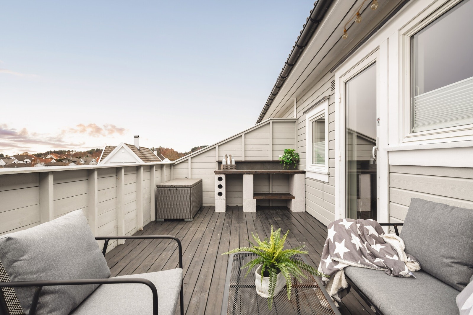 Romslig, vestvendt terrasse med gode solforhold og lite innsyn. Galleribilde