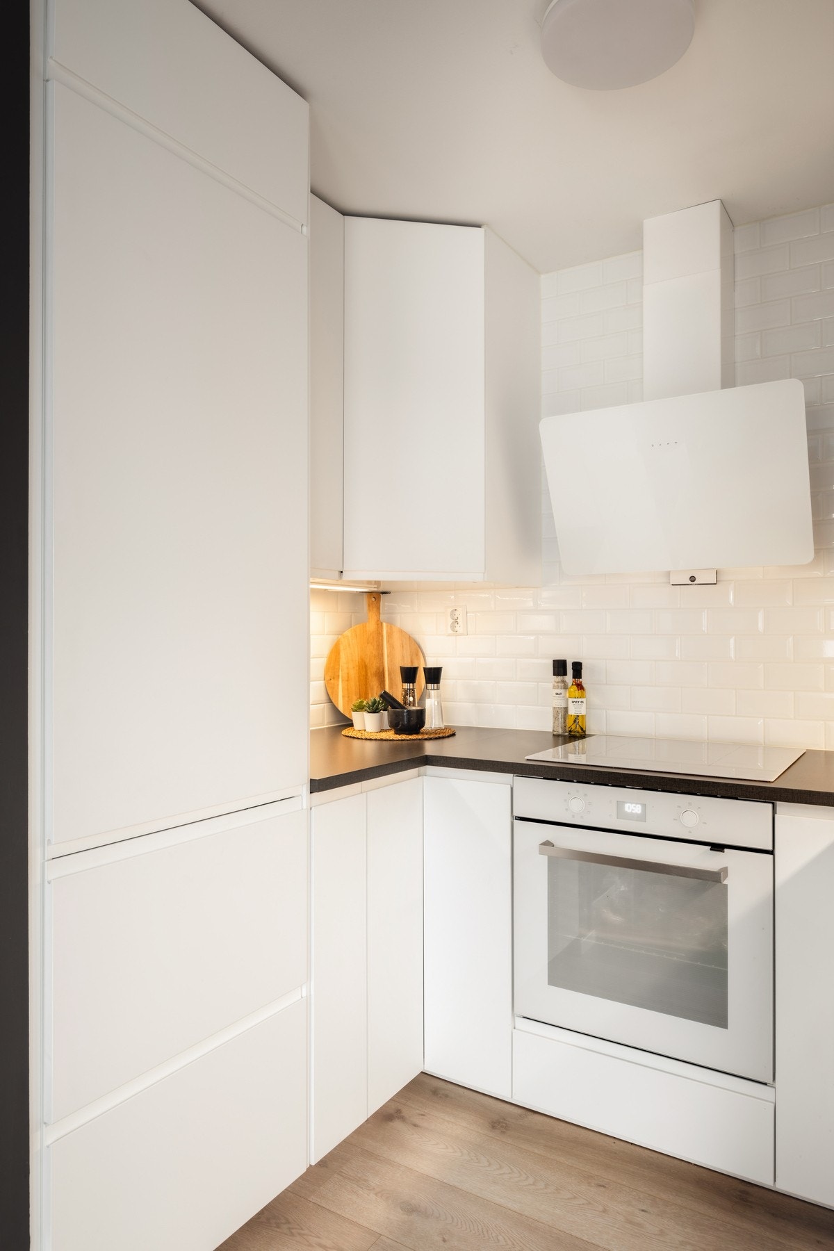 Godt utnyttet med skap- og benkeplass, som gir gode arbeidsforhold og god oppbevaring. Galleribilde