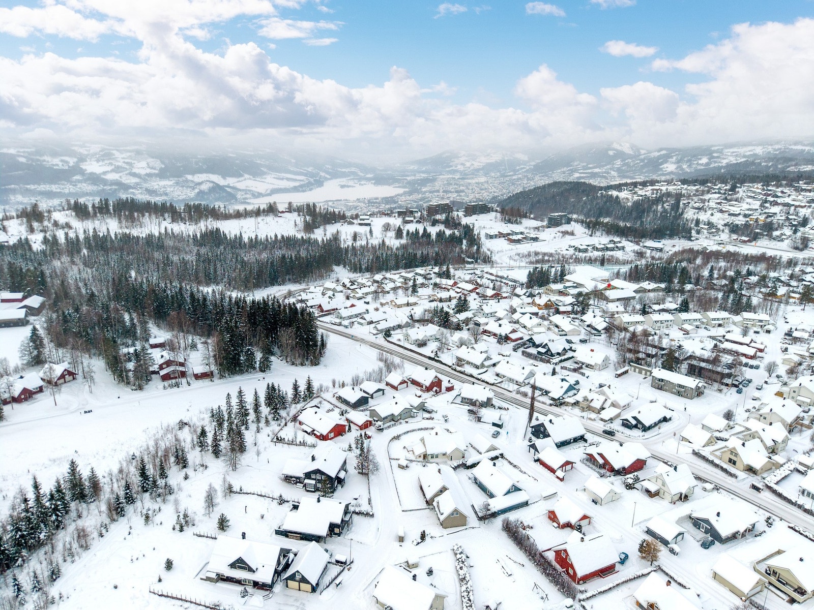Kort avstand til Røyslimoen skole og fotballbaner. Galleribilde