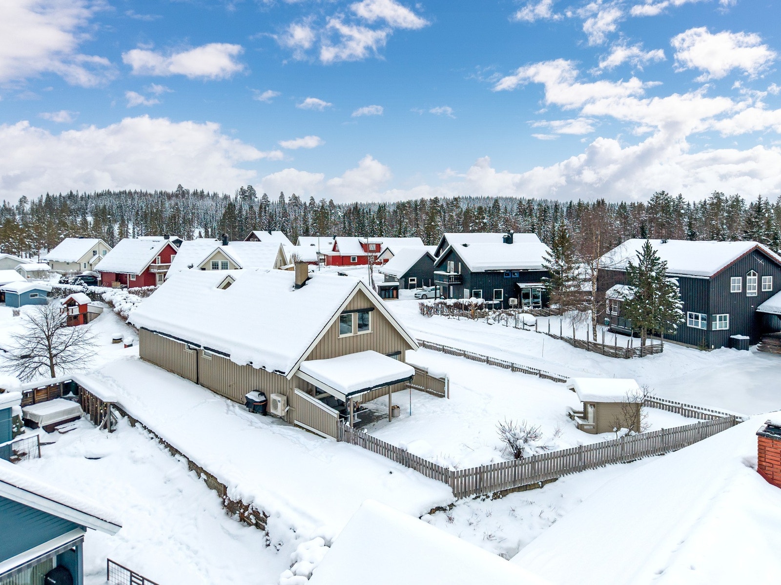 Uteområdet er delvis inngjerdet, noe som gjør det velegnet for både barn og kjæledyr. Tomten gir fine solforhold. Galleribilde