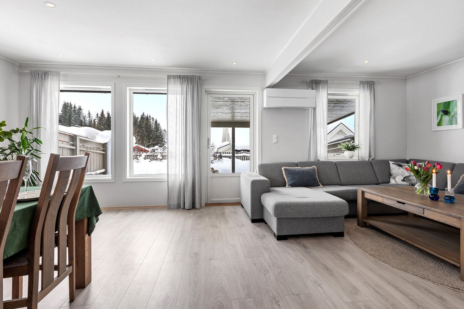 Stuen og spisestuen er enkel å innrede med god plass til sofagruppe og spisestuemøbler. Galleribilde