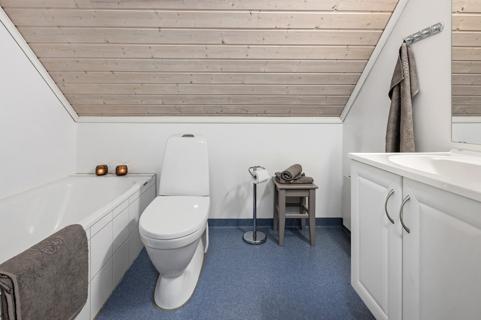 Badet i 2. etasje er av eldre dato hvor veggene er kledd med våtromstapet/belegg, mens takhimlingen har panel. Galleribilde