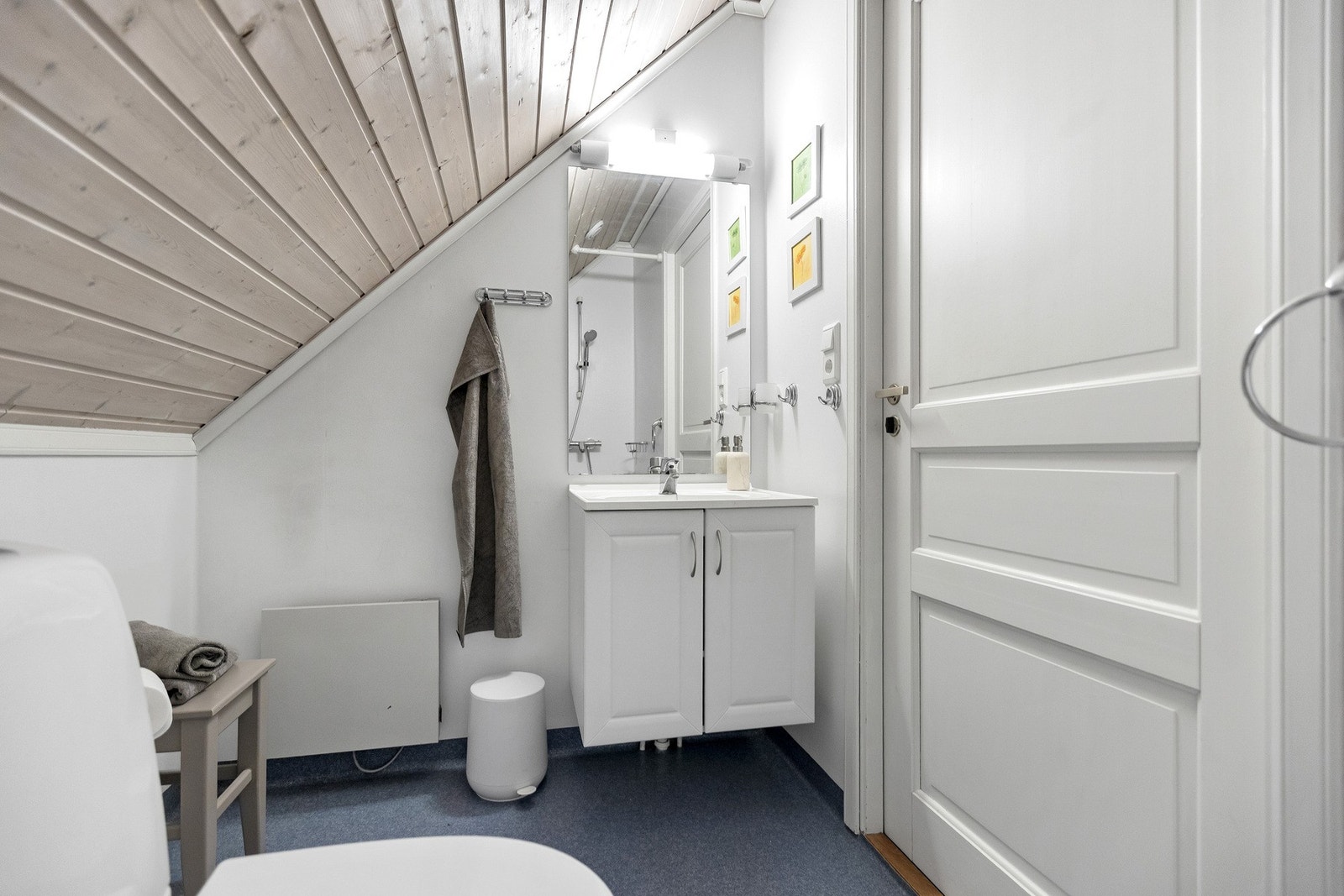 Gulvet har vinylbelegg, og rommet varmes opp med panelovn. Galleribilde