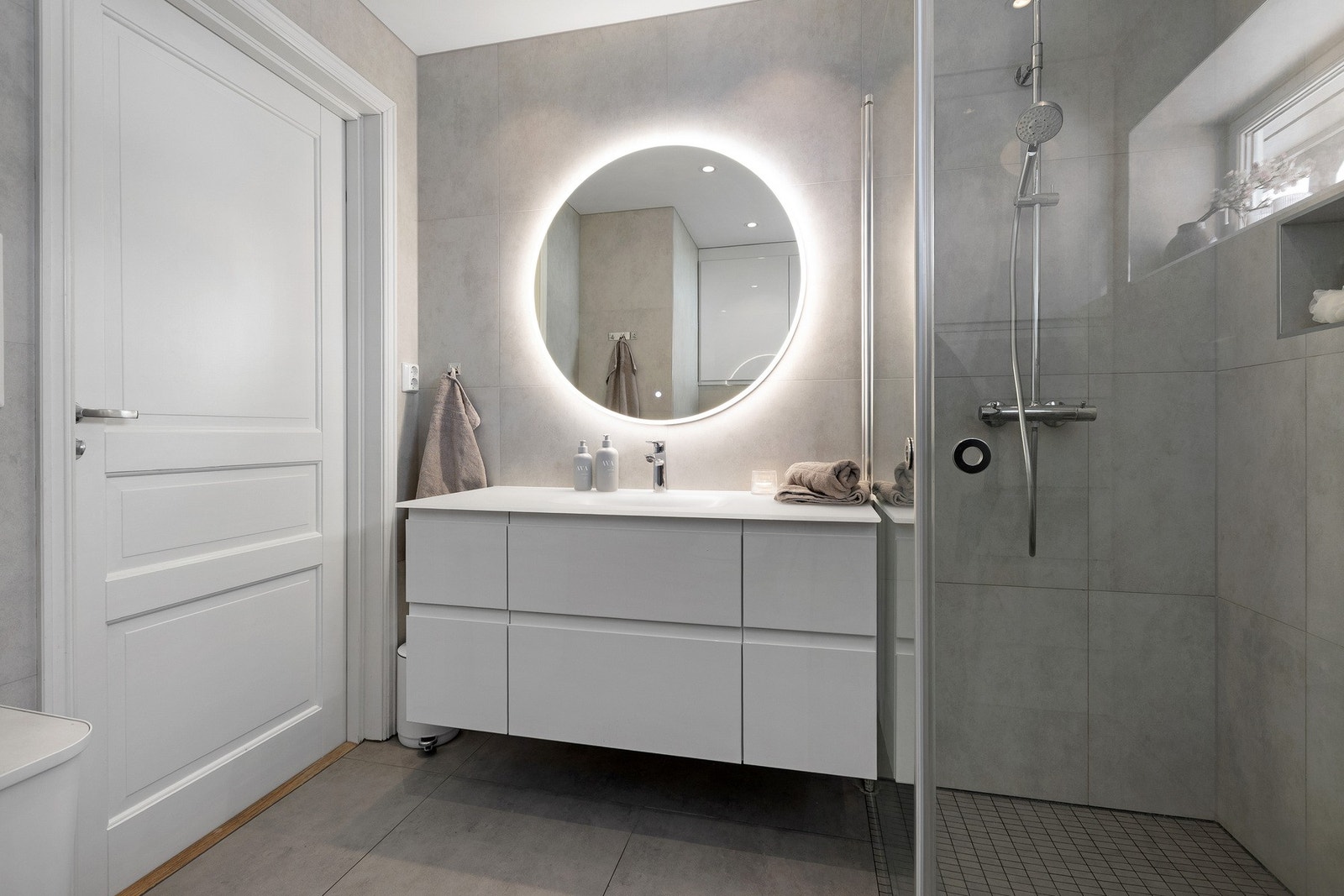 Badet i 1. etasje ble renovert i 2022 og fremstår som moderne, delikat og funksjonelt. Galleribilde